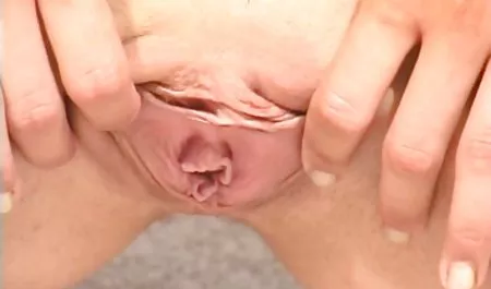 میا بهترین سایت های سکسی خارجی آستین در مقابل خروس هیولا سیاه