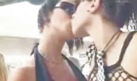 Pretty Nerd پس از لعنتی سایت های سکسی توپ دریافت یک تقدیر داغ دریافت می کند