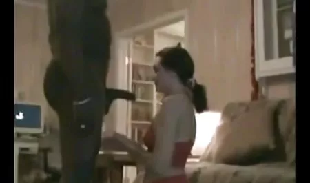 پسر شاخی سایت های xxx برادران gf را روی میز می کشد