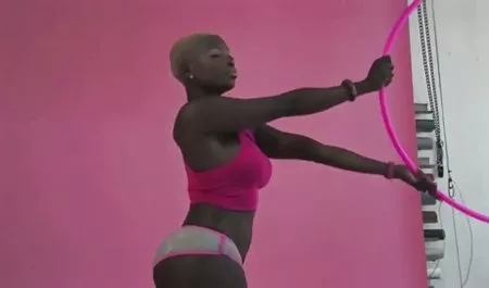 Teases Girl Hot and Teases and بهترین سایت دانلود سکس Sucks در حال خندیدن است