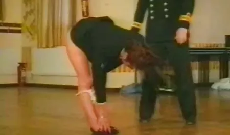 مینا یوشی ، دختر دانش آموز ژاپنی ، یک پسر را وسوسه می کند و وسوسه وب سایت های سکسی می کند