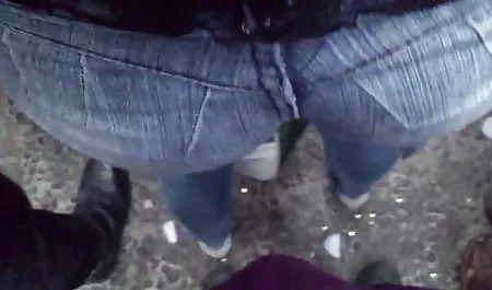 بلوز در چکمه های عصبی برای سایت های فیلم سکسی رایگان باز کردن پاها و نشان دادن بیدمشک